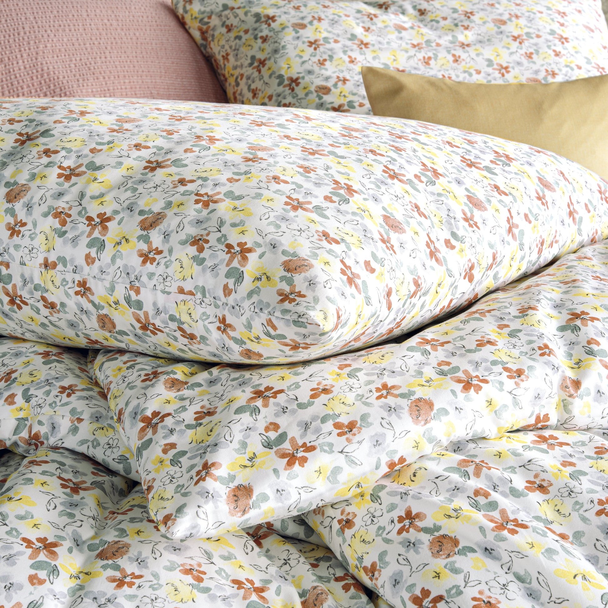 Detaildarstellung der Blumen auf Kopfkissen und Bettdecke der Soft Seersucker Bettwaesche Modell Shadow Multi.