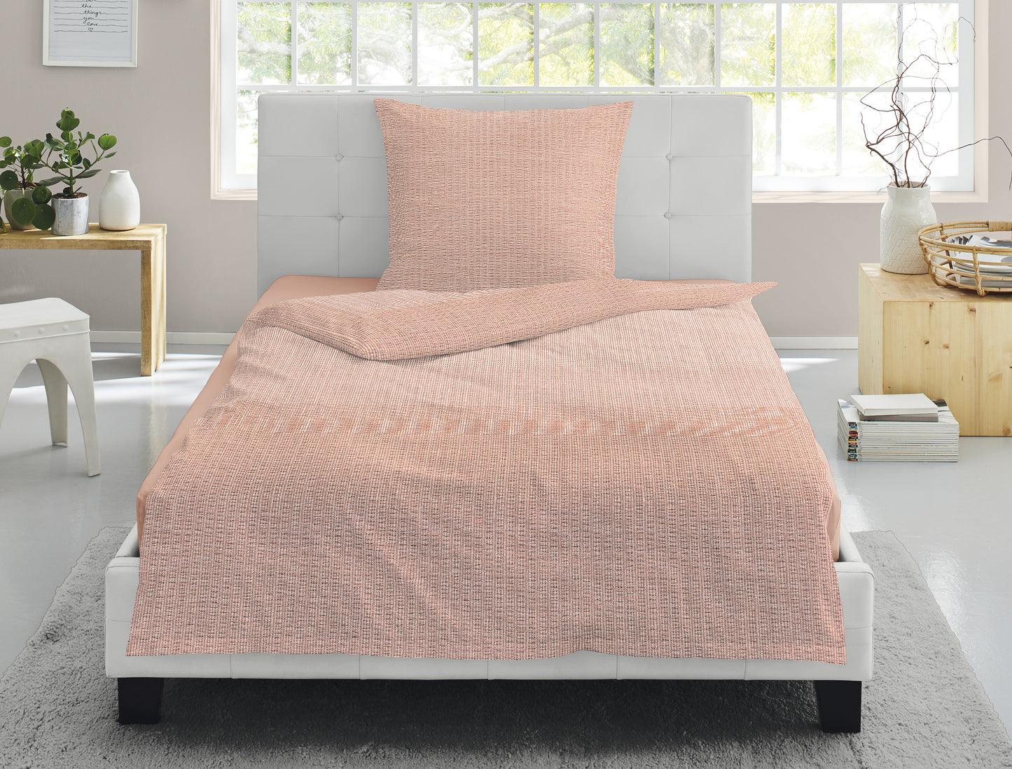 Ein Bettbezug-Set aus einem Kopfkissen und einer Bettdecke bezogen mit Soft Seersucker Bettwaesche aus 100 Prozent Baumwolle mit Muster aus vertikalen Linien in der Farbe Koralle. Modell Shadow Orange.