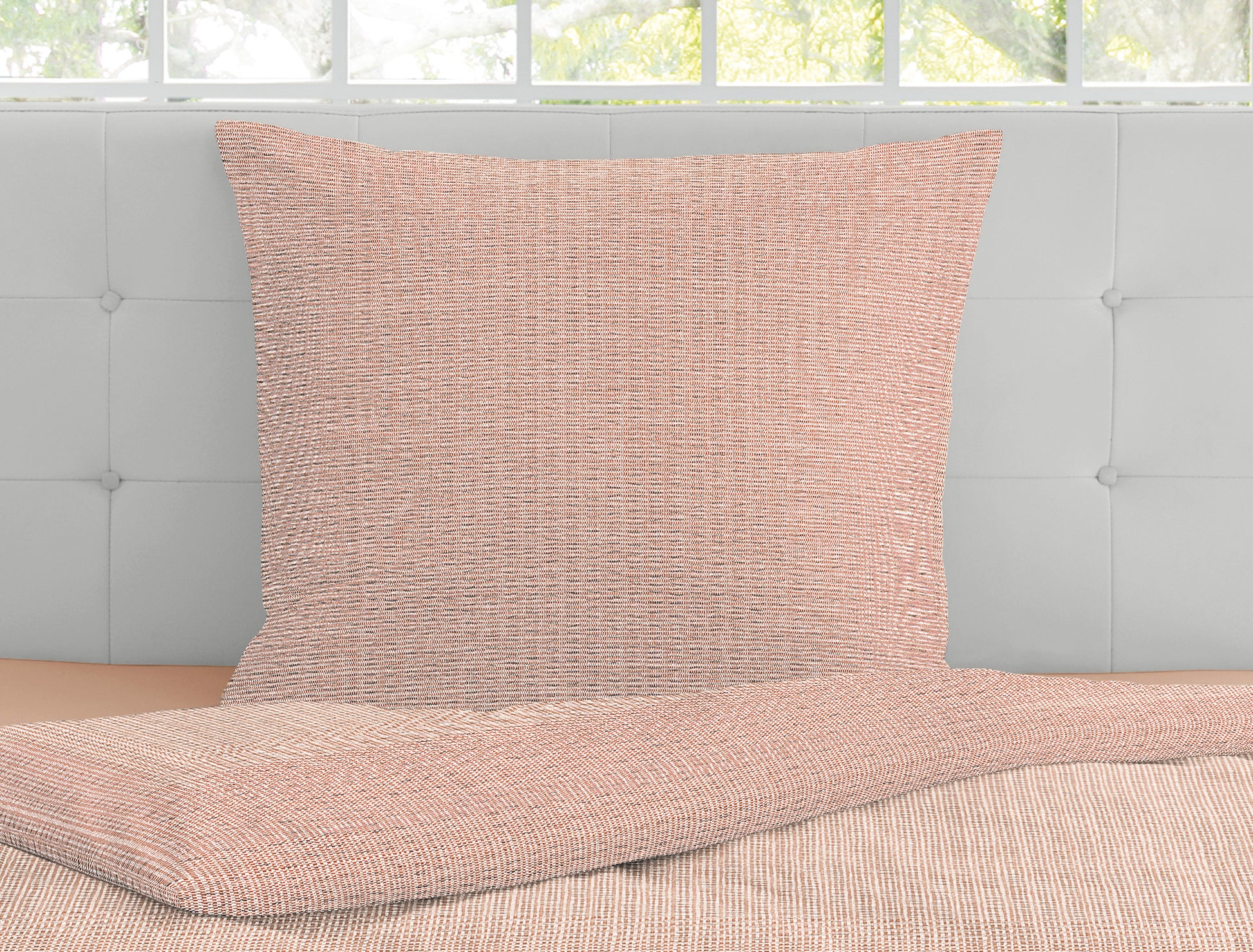 Detaildarstellung der vertikalen Linien auf Kopfkissen und Bettdecke der Soft Seersucker Bettwaesche Modell Shadow Orange.