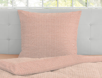Detaildarstellung der vertikalen Linien auf Kopfkissen und Bettdecke der Soft Seersucker Bettwaesche Modell Shadow Orange.