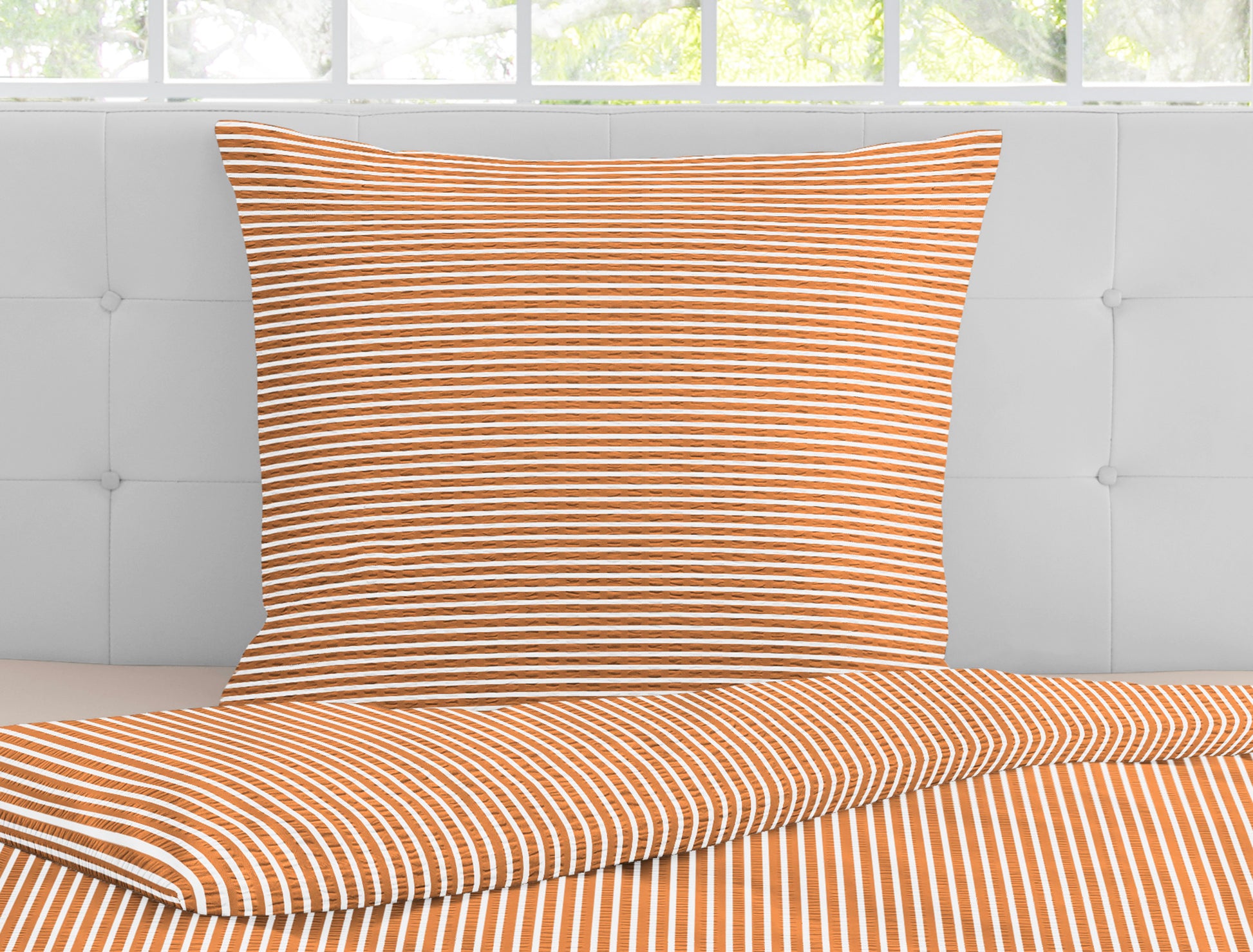Detaildarstellung der vertikalen Linien der Soft Seersucker Bettwaesche Modell Shadow Orange Stripe.