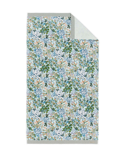Ein Strandtuch von Essenza in der Groesse 100x180cm aus 100 Prozent Bio-Baumwolle in der Farbe Beige. Modell Ophelia Hazy Blue.