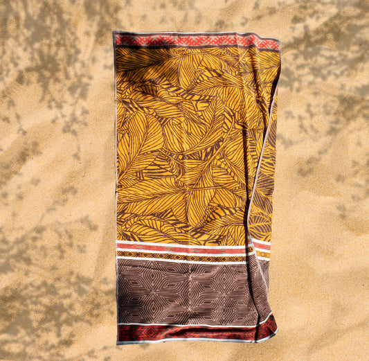 Ein Strandtuch von Lasa Home in der Groesse 100x180cm aus 100 Prozent Baumwolle in der Farbe Orange. Modell Kenia.