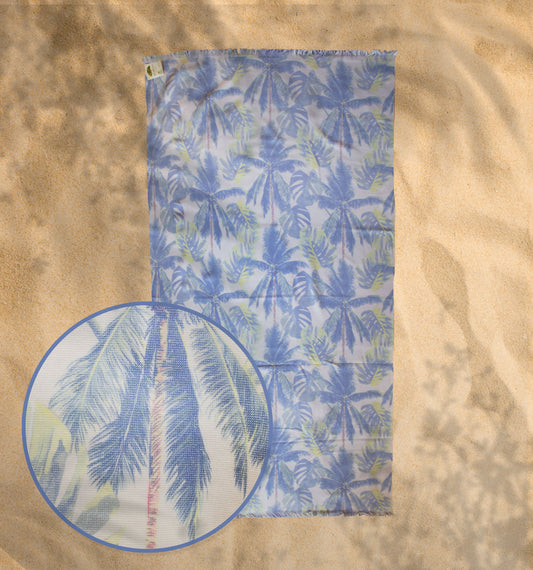 Ein Strandtuch von Naturawalk in der Groesse 96x180cm aus 100 Prozent Bio-Baumwolle in der Farbe Blau. Modell Palmen Modena.