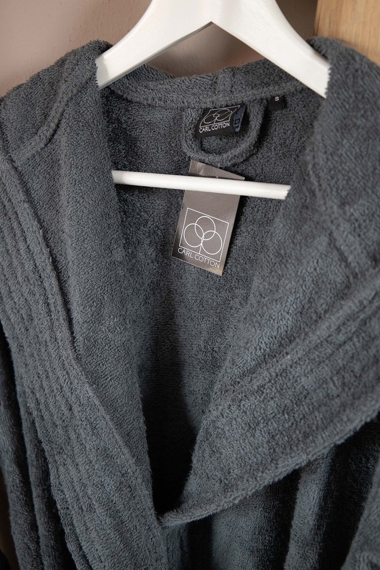 Eine Detailaufnahme des Stoffes vom CARL COTTON Bademantel in der Farbe Anthrazit. Die Struktur wird hervorgehoben. Modell Anthrazit.