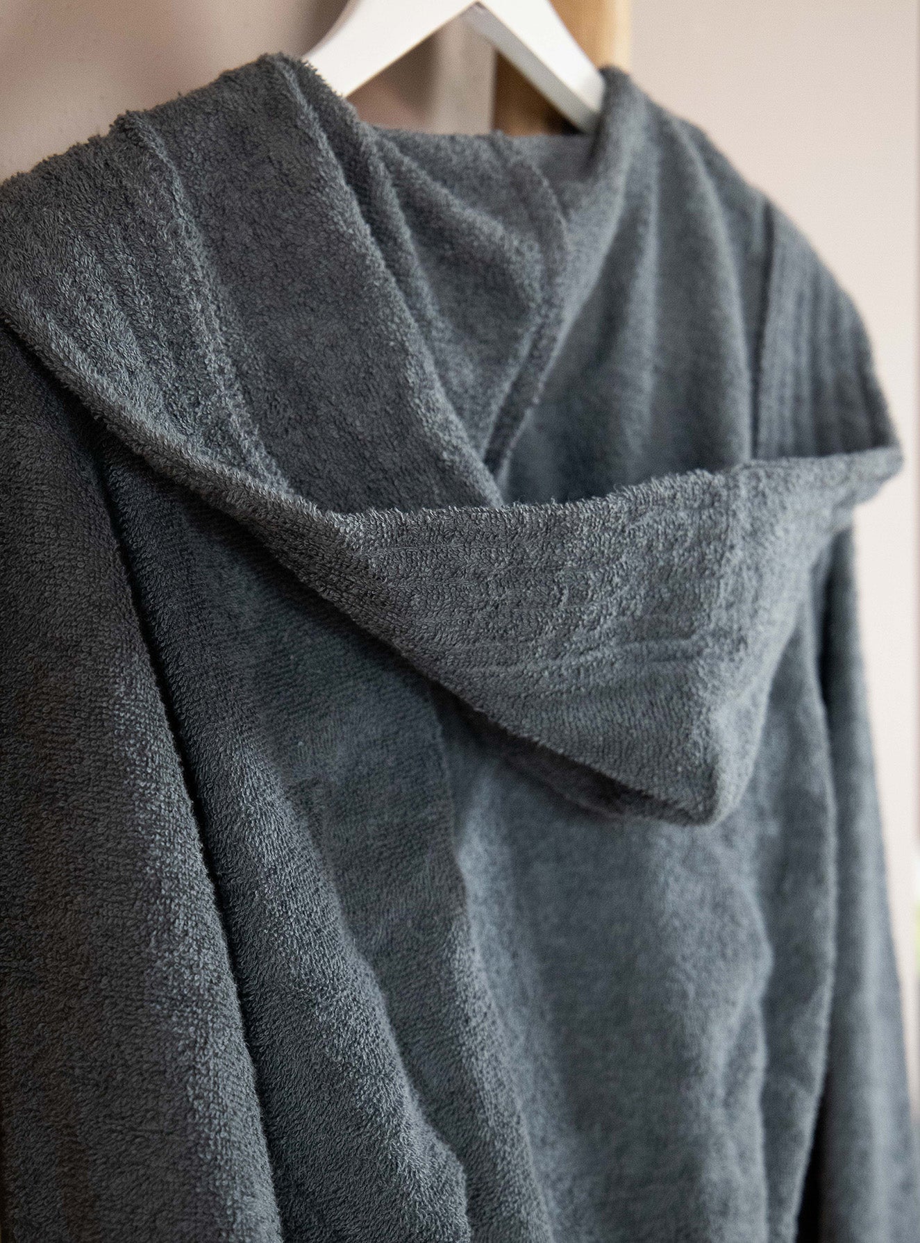 Eine Detailaufnahme der Kapuze vom CARL COTTON Bademantel in der Farbe Anthrazit. Die Struktur wird hervorgehoben. Modell Anthrazit.