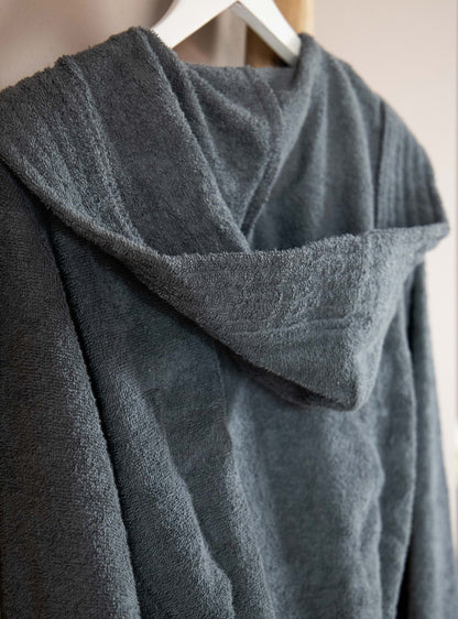Eine Detailaufnahme der Kapuze vom CARL COTTON Bademantel in der Farbe Anthrazit. Die Struktur wird hervorgehoben. Modell Anthrazit.