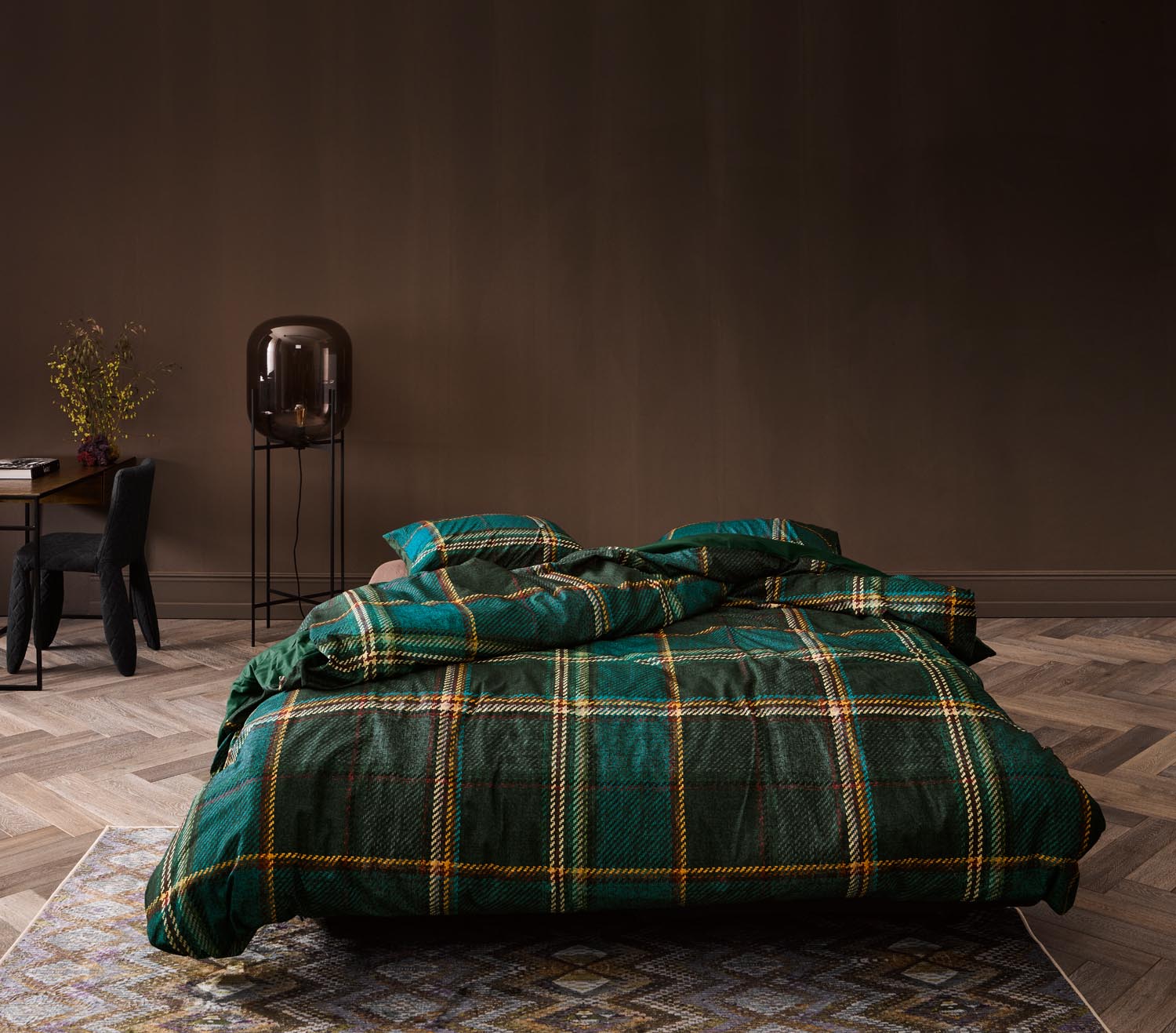 Ein Bettbezug-Set aus einem Kopfkissen und einer Bettdecke bezogen mit Baumwoll-Flanell Bettwaesche aus 100 Prozent Baumwolle mit Muster aus Karos in der Farbe Gruen. Modell beau-dark-green