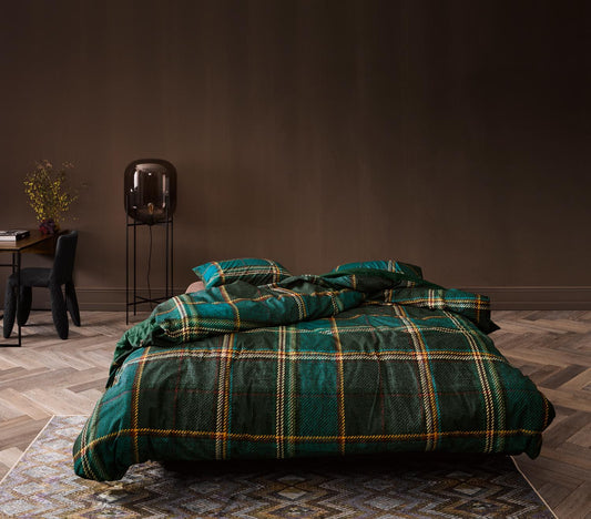 Ein Bettbezug-Set aus einem Kopfkissen und einer Bettdecke bezogen mit Baumwoll-Flanell Bettwaesche aus 100 Prozent Baumwolle mit Muster aus Karos in der Farbe Gruen. Modell beau-dark-green