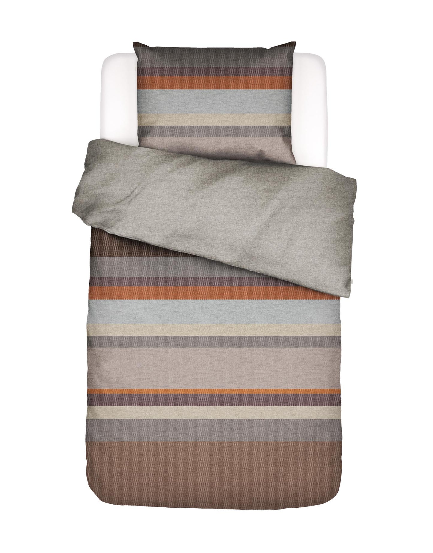 Ein Kopfkissen und eine Bettdecke bezogen mit Baumwoll-Flanell Bettwaesche von Essenza mit einem Muster aus horizontalen Streifen in der Farbe Braun. Modell Kim Braun.