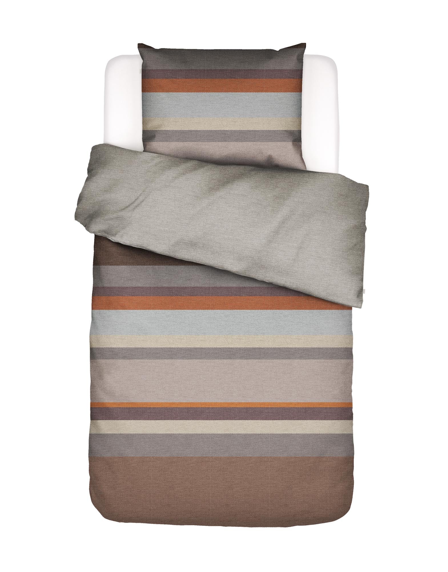 Ein Kopfkissen und eine Bettdecke bezogen mit Baumwoll-Flanell Bettwaesche von Essenza mit einem Muster aus horizontalen Streifen in der Farbe Braun. Modell Kim Braun.