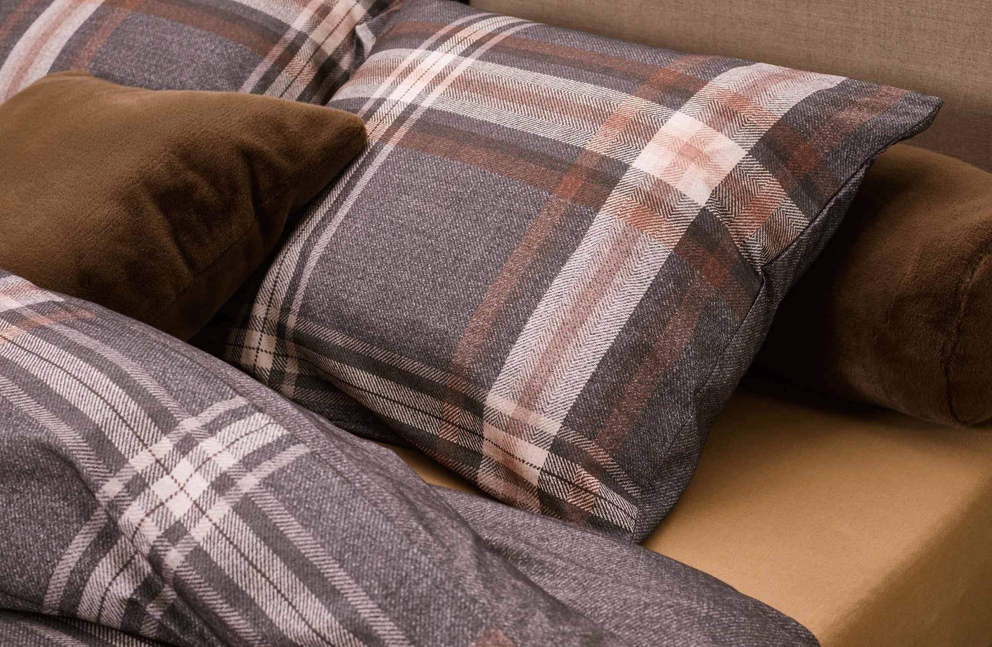 Detaildarstellung der Kopfkissen der Essenza Baumwoll-Flanell Bettwaesche Modell Valentina Grey.