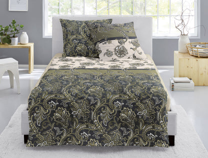 Auf einem Bett liegen mehrere Kopfkissen und eine Bettdecke bezogen mit Edel-Feinbiber Bettwaesche aus 100 Prozent Baumwolle mit Muster aus Ornamenten in der Farbe Gruen. Modell Luzara.