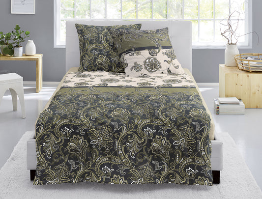 Auf einem Bett liegen mehrere Kopfkissen und eine Bettdecke bezogen mit Edel-Feinbiber Bettwaesche aus 100 Prozent Baumwolle mit Muster aus Ornamenten in der Farbe Gruen. Modell Luzara.