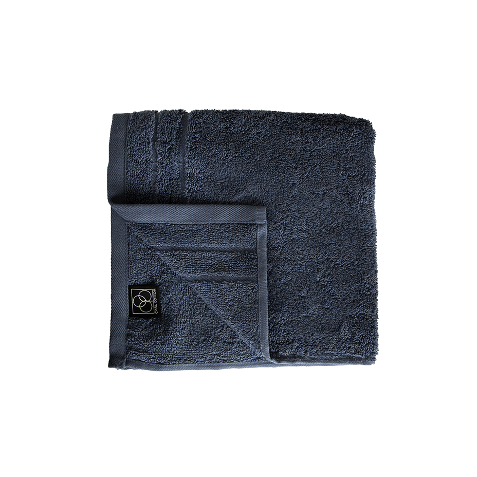 Ein Handtuch von CARL COTTON aus 100 Prozent Baumwolle in der Groesse 50x100cm. Farbe Blau. Modell Trend Jeans.