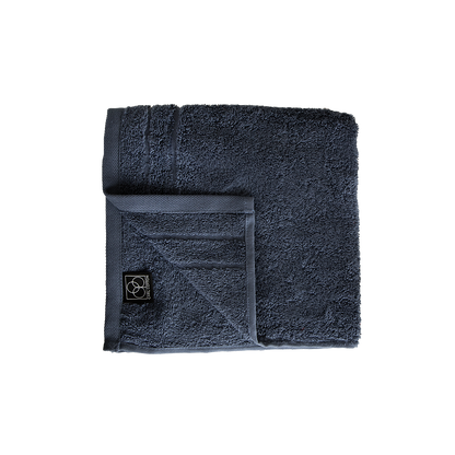 Ein Handtuch von CARL COTTON aus 100 Prozent Baumwolle in der Groesse 50x100cm. Farbe Blau. Modell Trend Jeans.