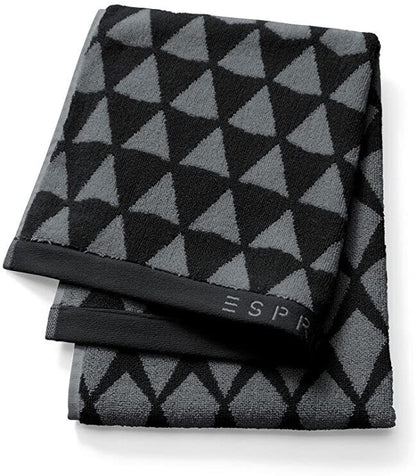 Eine Detailaufnahme des Duschtuches in der Farbe Schwarz. Die Struktur wird hervorgehoben. Modell Mina Black.