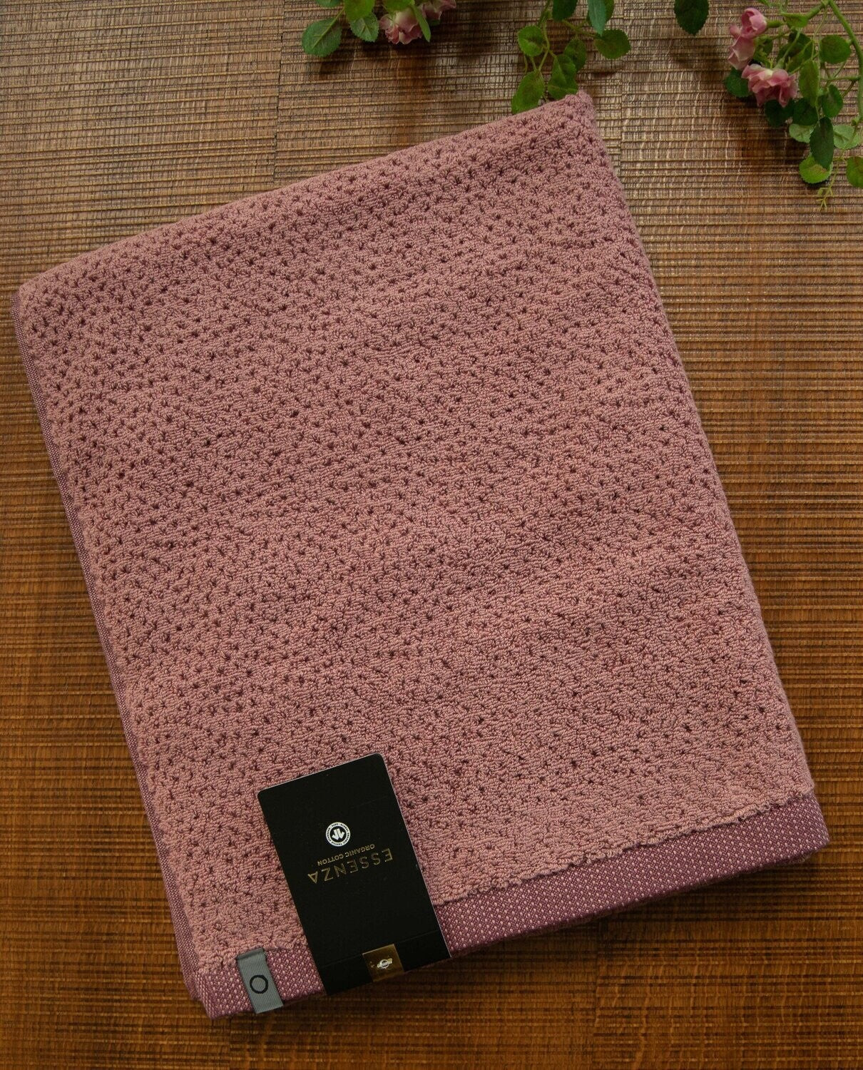 Ein Handtuch von ESPRIT aus 100 Prozent Bio-Baumwolle in der Groesse 60x110cm. Farbe Rosegold. Modell Breeze Plum.