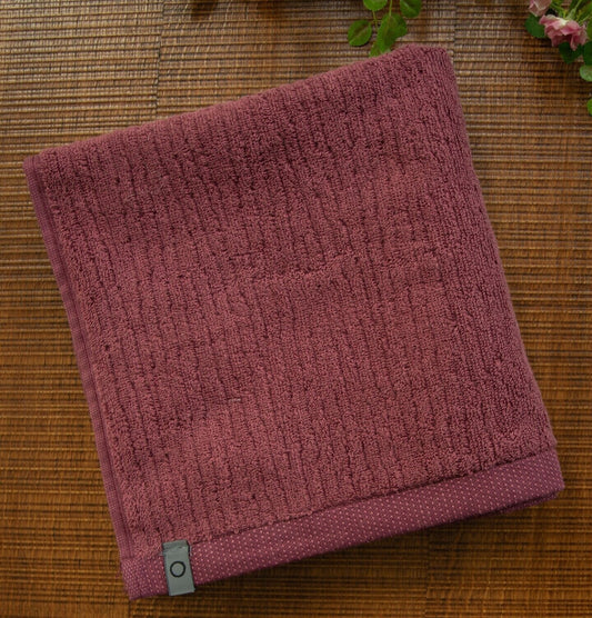Ein Duschtuch von ESPRIT aus 100 Prozent Bio-Baumwolle in der Groesse 70x140cm. Farbe Rosegold. Modell Lines Plum.