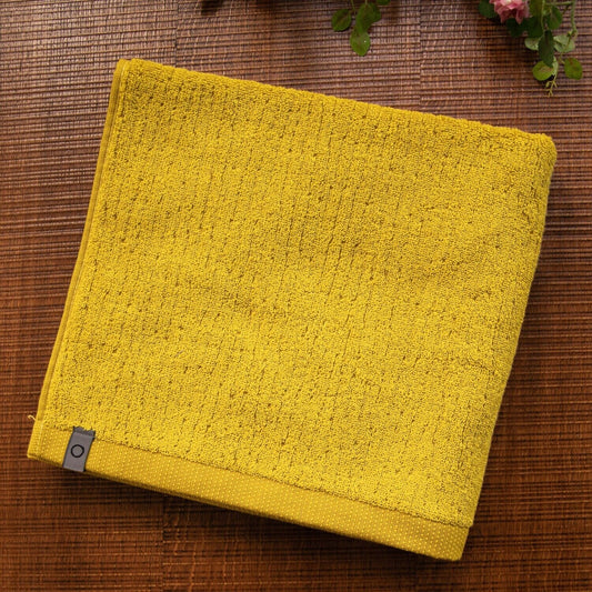 Ein Duschtuch von ESPRIT aus 100 Prozent Bio-Baumwolle in der Groesse 70x140cm. Farbe Gelb. Modell Lines Yellow.