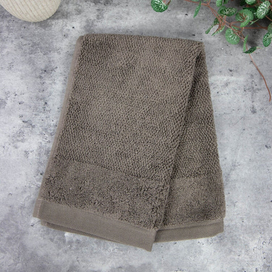 Ein Gaestetuch von Marc O Polo aus 100 Prozent Baumwolle in der Groesse 30x50cm. Farbe Baun. Modell Brown Stripes.
