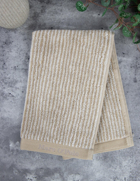 Ein Gaestetuch von Marc O Polo aus 100 Prozent Baumwolle in der Groesse 30x50cm. Farbe Braun. Modell Brown Stripes.