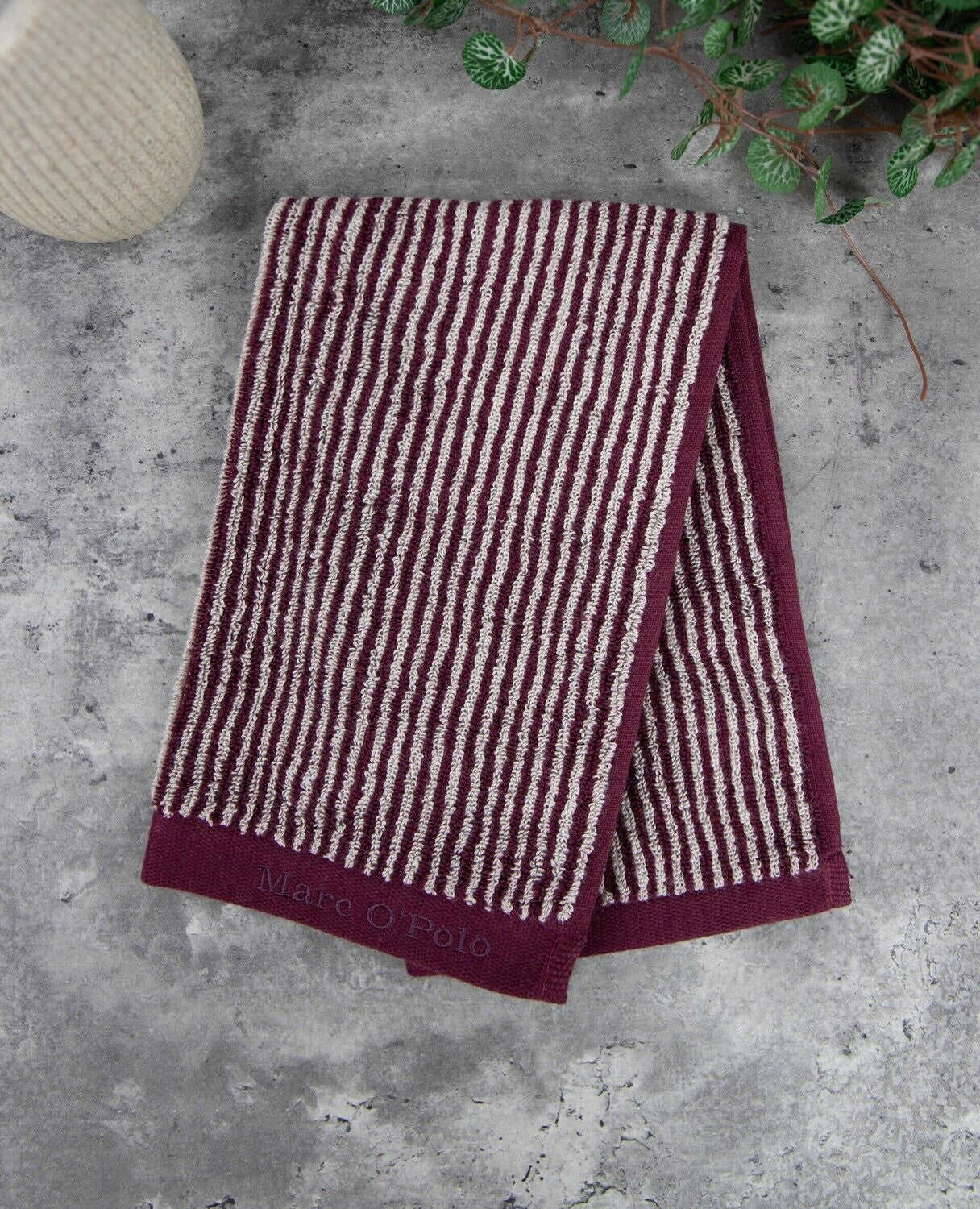 Ein Gaestetuch von Marc O Polo aus 100 Prozent Baumwolle in der Groesse 30x50cm. Farbe Rot. Modell Red Stripes.