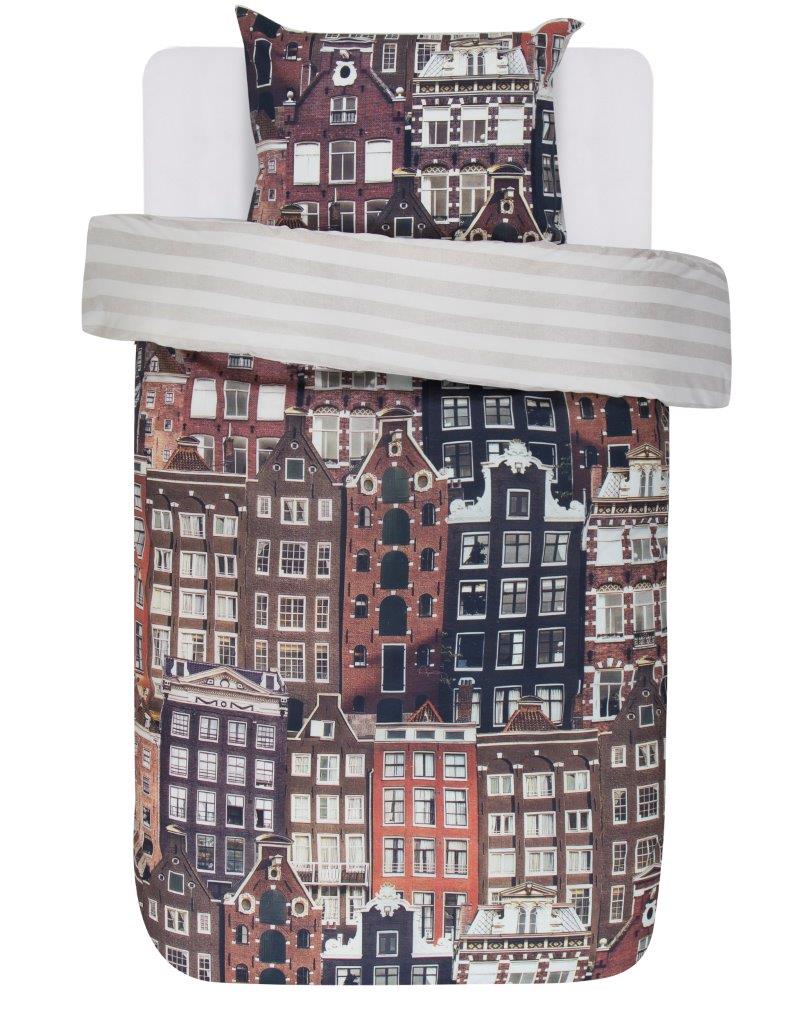 Ein Kopfkissen und einer Bettdecke bezogen mit kuscheliger Covers & Co Bettwaesche aus 100 Prozent Baumwolle mit Illustrationen von BHaeusern in der Farbe Braun. Modell Streets.