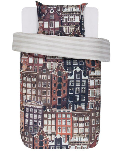 Ein Kopfkissen und einer Bettdecke bezogen mit kuscheliger Covers & Co Bettwaesche aus 100 Prozent Baumwolle mit Illustrationen von BHaeusern in der Farbe Braun. Modell Streets.