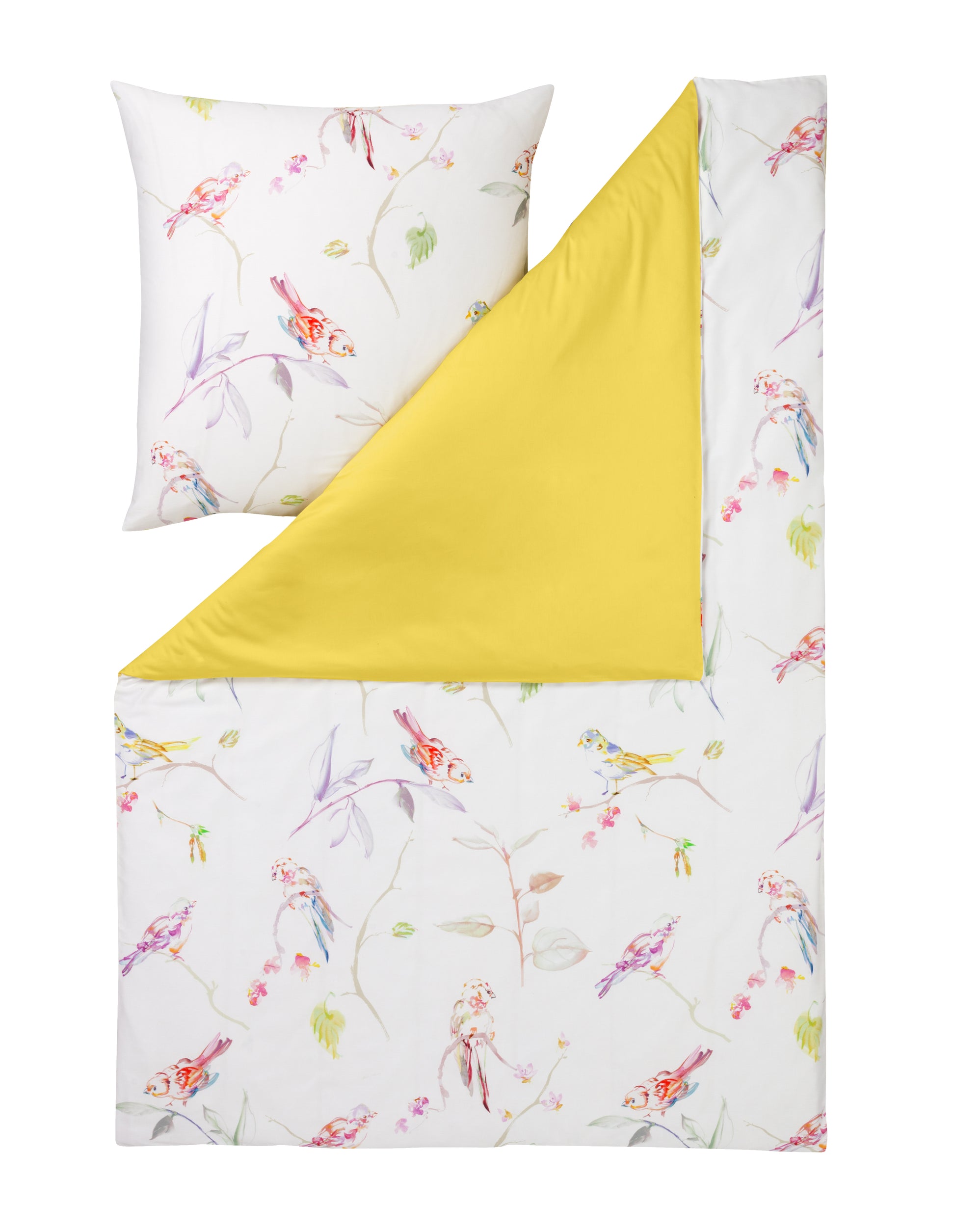 Ein Kopfkissen und eine Bettdecke bezogen mit Mako-Satin Bettwaesche mit einem Muster aus Voegeln in der Farbe Gelb. Modell Sparrow.