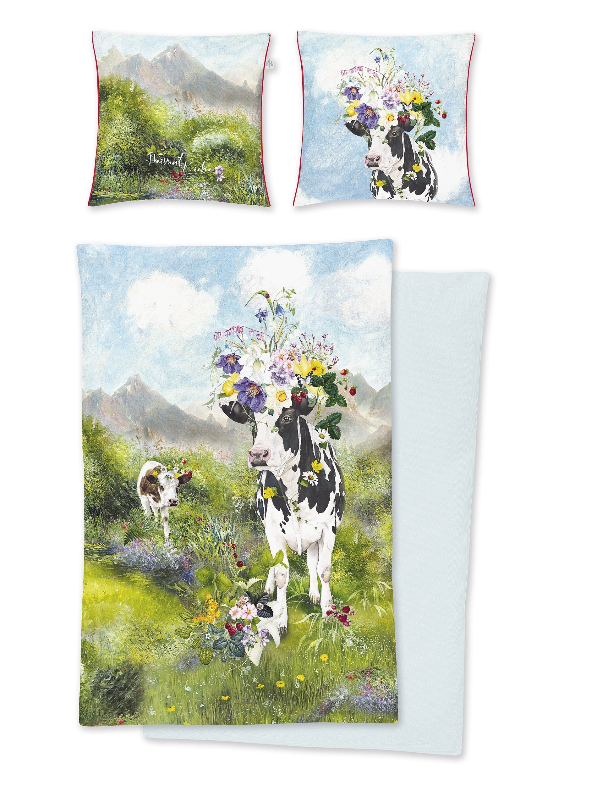 Zwei Kopfkissen und eine Bettdecke bezogen mit Mako-Satin Bettwaesche mit einem Muster aus Kuehen auf einer Wiese in der Farbe Gruen. Modell Almwiese.