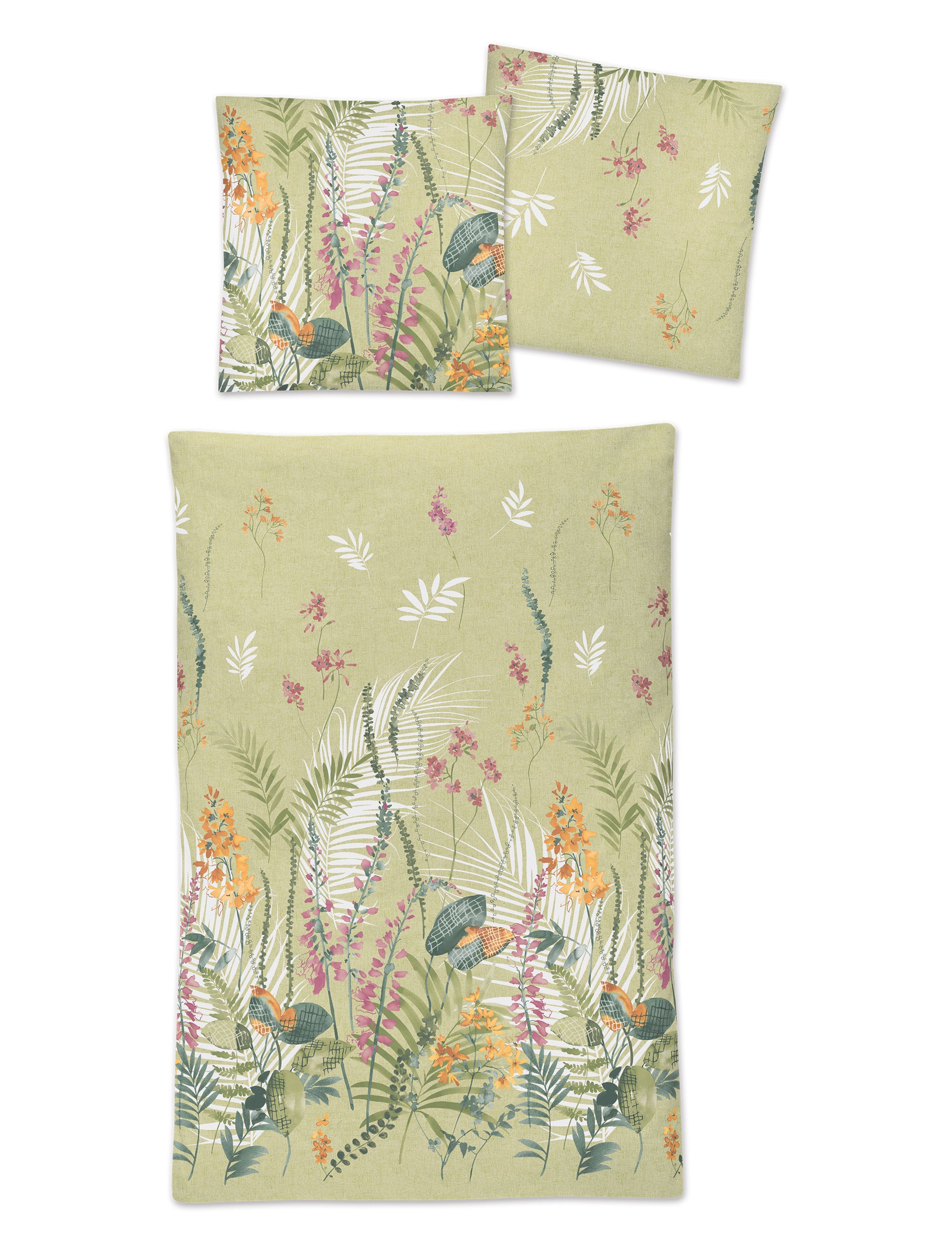 Zwei Kopfkissen und eine Bettdecke bezogen mit Mako-Satin Bettwaesche mit einem Muster aus Blaettern in der Farbe Gruen. Modell Fruehling Gruen.