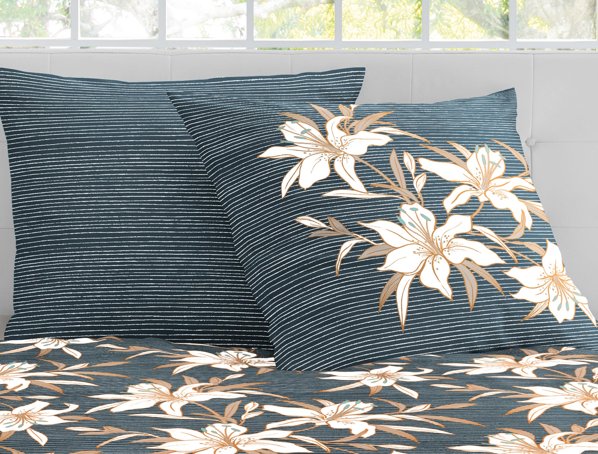 Detaildarstellung der Blumen auf Kopfkissen und Bettdecke der Mako-Satin Bettwaesche Modell Lilly.