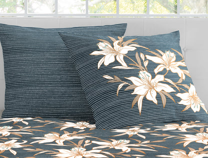Detaildarstellung der Blumen auf Kopfkissen und Bettdecke der Mako-Satin Bettwaesche Modell Lilly.