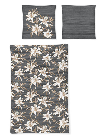 Zwei Kopfkissen und eine Bettdecke bezogen mit Mako-Satin Bettwaesche mit einem Muster aus Blumen in der Farbe Grau. Modell Lilly.