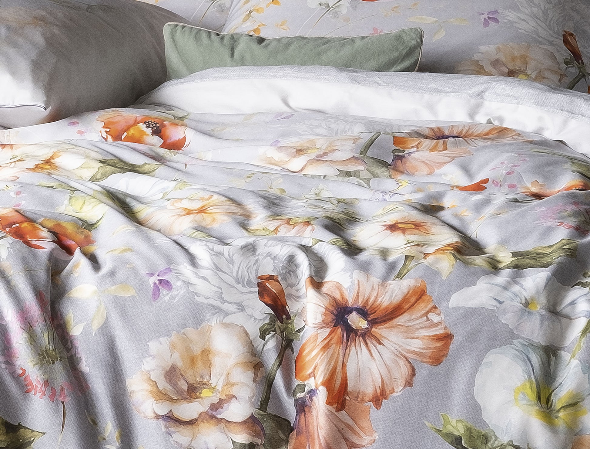 Detaildarstellung der Blumen auf Kopfkissen und Bettdecke der Mako-Satin Bettwaesche Modell Magic.