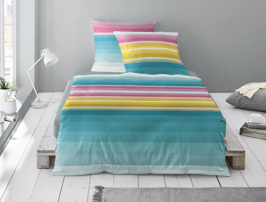Auf einem Bett liegen mehrere Kopfkissen und eine Bettdecke bezogen mit Mako-Satin Bettwaesche aus 100 Prozent Baumwolle mit Muster aus horizontalen Streifen in der Farbe Mehrfarbig. Modell Stripes.