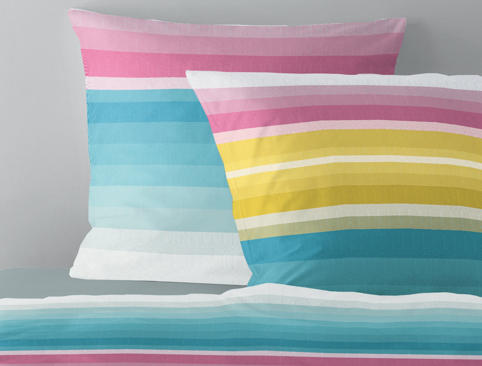 Detaildarstellung der horizontalen Streifen auf Kopfkissen und Bettdecke der Mako-Satin Bettwaesche Modell Stripes.