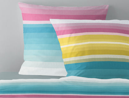 Detaildarstellung der horizontalen Streifen auf Kopfkissen und Bettdecke der Mako-Satin Bettwaesche Modell Stripes.