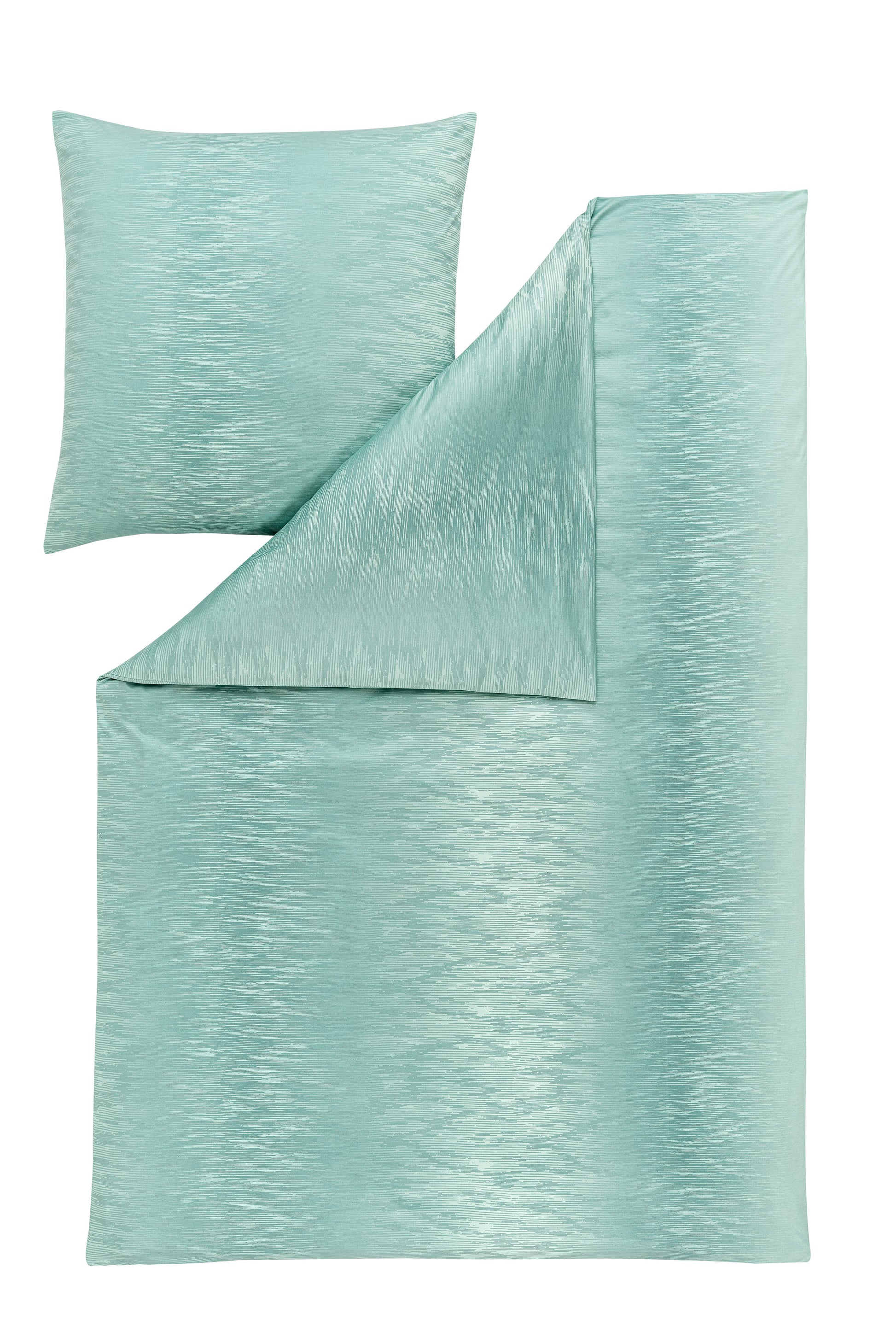 Ein Kopfkissen und eine Bettdecke bezogen mit Mako-Interlock-Jersey Bettwaesche mit einem Muster aus horizontalen Linien in der Farbe Mint. Modell Mint.