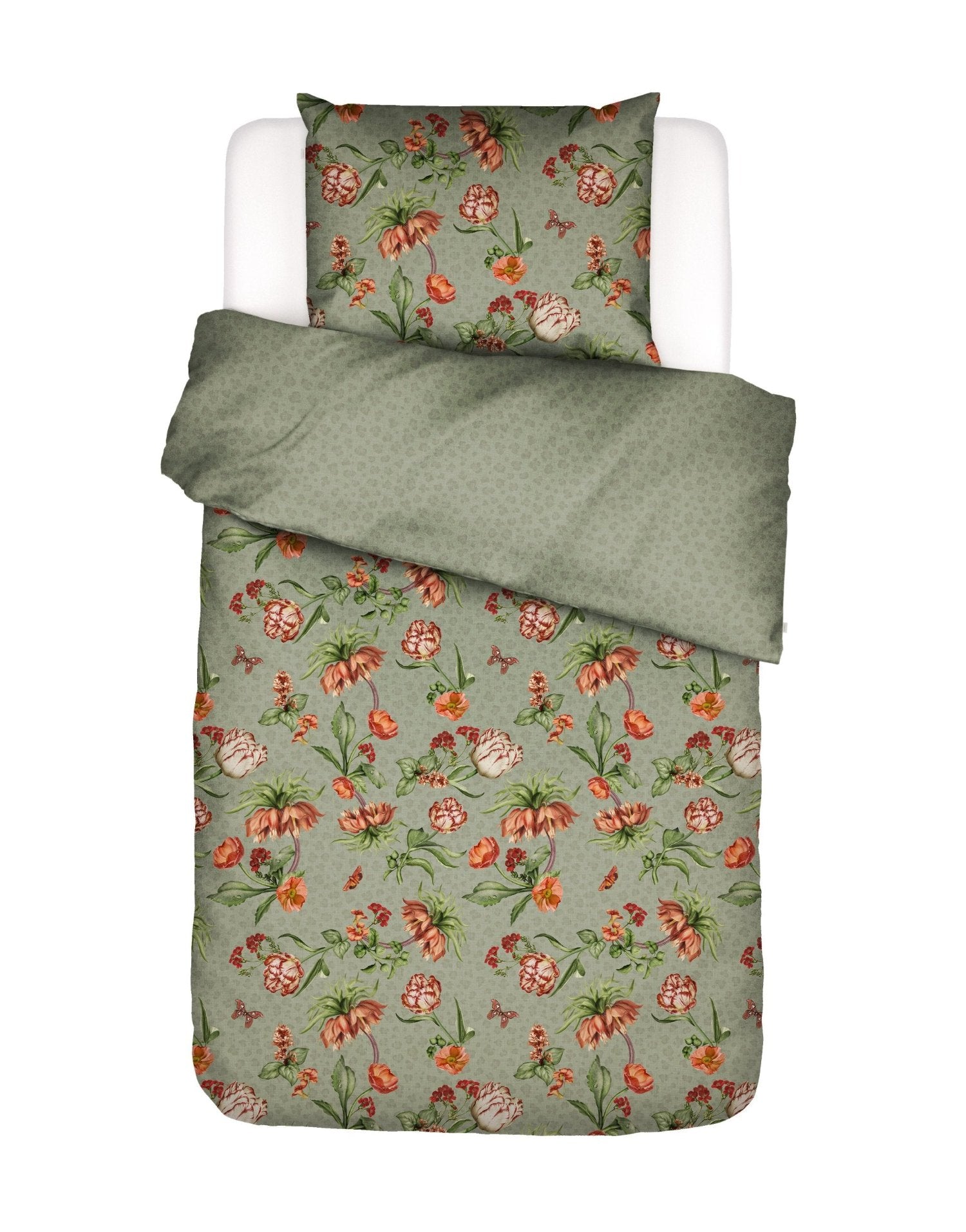 Ein Kopfkissen und eine Bettdecke bezogen mit Perkal Bettwaesche von Essenza mit einem Muster aus Blumen in der Farbe Gruen. Modell Femm Green.