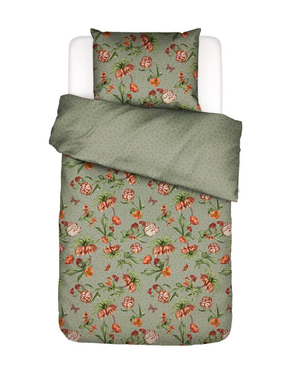 Ein Kopfkissen und eine Bettdecke bezogen mit Perkal Bettwaesche von Essenza mit einem Muster aus Blumen in der Farbe Gruen. Modell Femm Green.