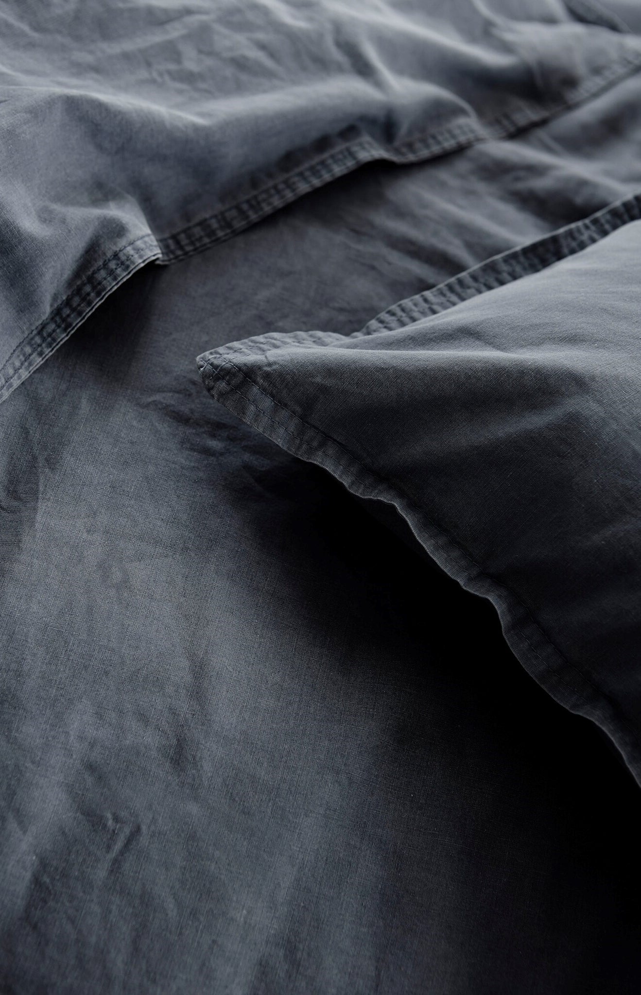 Detaildarstellung auf Kopfkissen und Bettdecke der Renforce Bettwaesche Modell Stone-Washed Anthrazit 888.