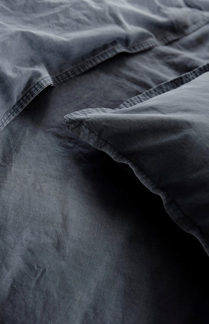 Detaildarstellung auf Kopfkissen und Bettdecke der Renforce Bettwaesche Modell Stone-Washed Anthrazit 888.
