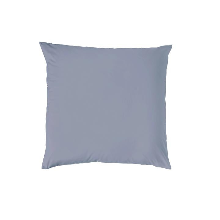 Ein quadratisches Kopfkissen bezogen mit Renforce Bettwaesche in der Farbe Blau. Modell Stone-Washed Blau 365.