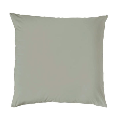 Ein quadratisches Kopfkissen bezogen mit Renforce Bettwaesche in der Farbe Gruen. Modell Stone-Washed Olive 518.