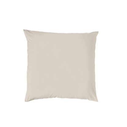 Ein quadratisches Kopfkissen bezogen mit Renforce Bettwaesche in der Farbe Beige. Modell Stone-Washed Sand 719.