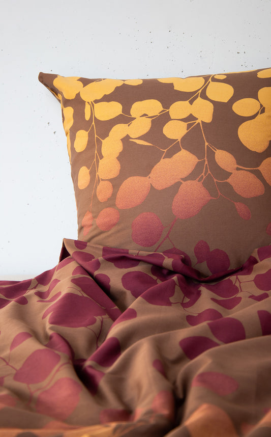 Ein Kopfkissen und eine Bettdecke bezogen mit seidig-weicher Satin Bettwaesche aus 100 Prozent Baumwolle von Casatex einem Muster in der Farbe Braun. Modell Milena Beige.
