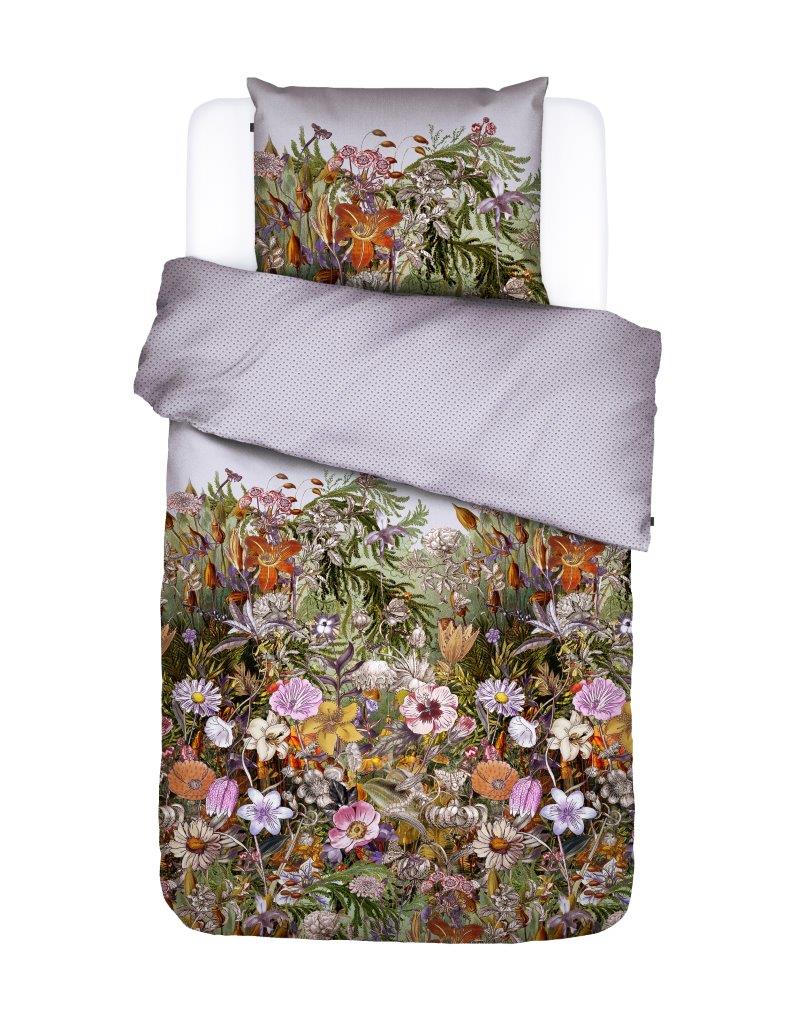 Ein Kopfkissen und eine Bettdecke bezogen mit Satin Bettwaesche von Essenza mit einem Muster aus Blumen in der Farbe Lila. Modell Annelinde Lilac.