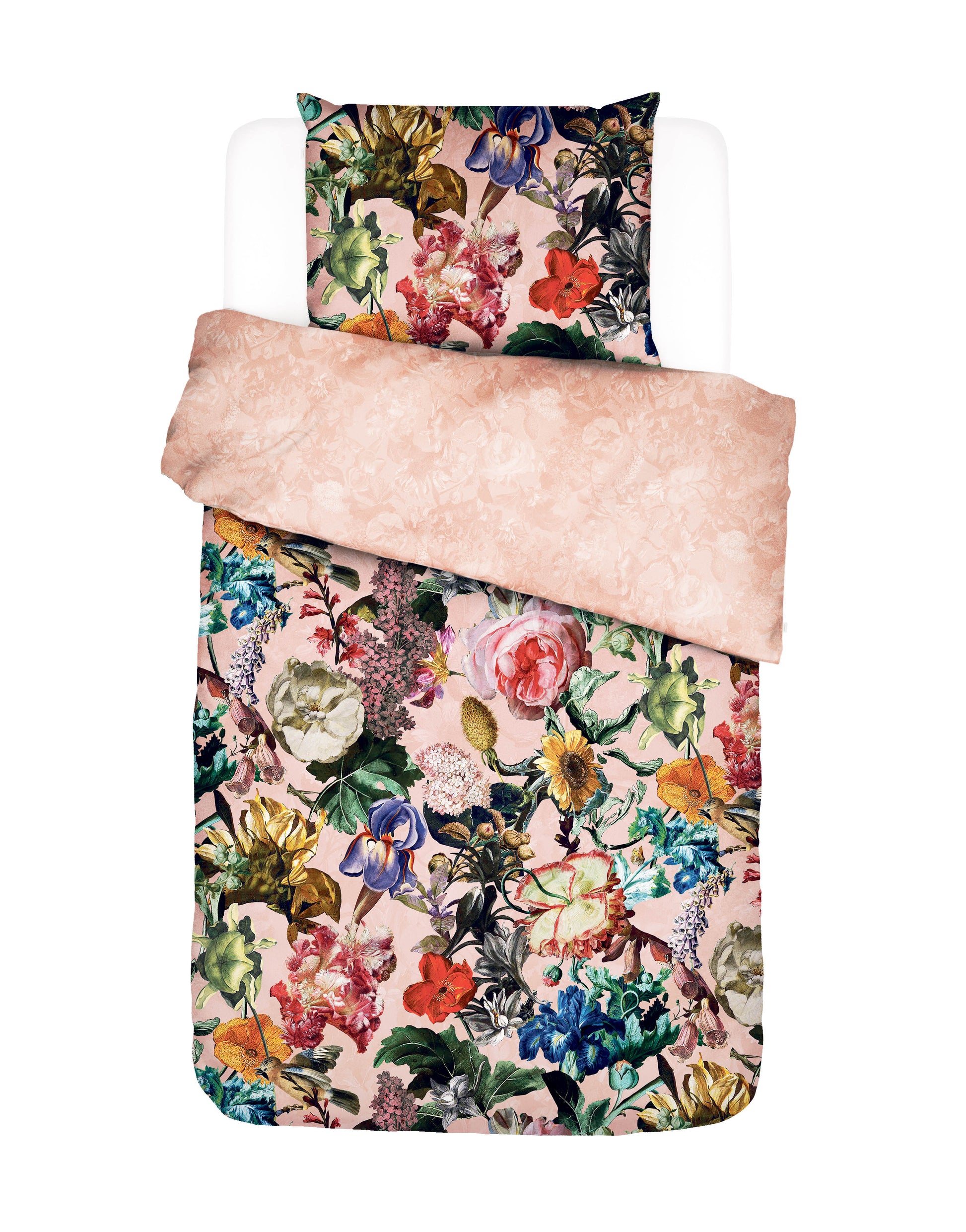 Ein Kopfkissen und eine Bettdecke bezogen mit Satin Bettwaesche von Essenza mit einem Muster aus Blumen in der Farbe Rosé. Modell Famke Rose.